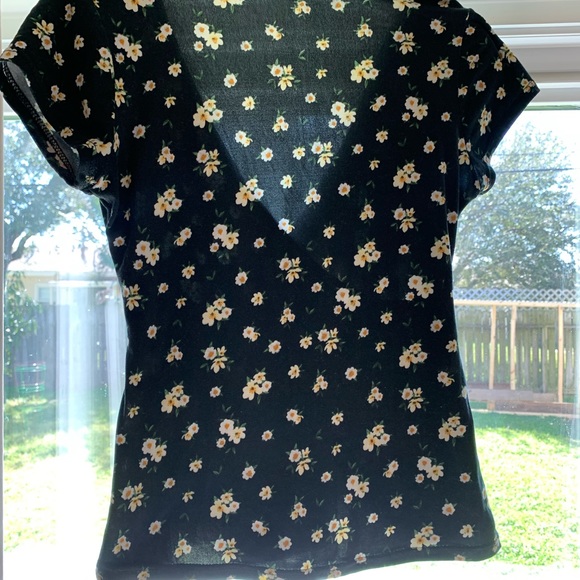 Spring v-neck crop top black with flowers - Picture 4 of 5
